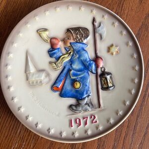 Vintage 1972 M.J. Hummel Porcelain Annual Plate Hear Ye, Hear Ye / Boy blow Horn